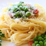 Pasta Easter nest with sweet peas and pancetta