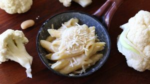 Healthy Alfredo sauce pasta with cauliflowers and cannellini beans