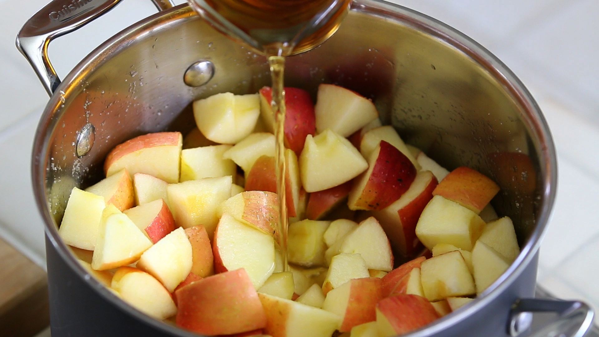 Рецепт воды с яблоками. Яблоки в кастрюле. Компот из яблок в кастрюле. Компот кастрюля яблоки. Вареные яблоки.