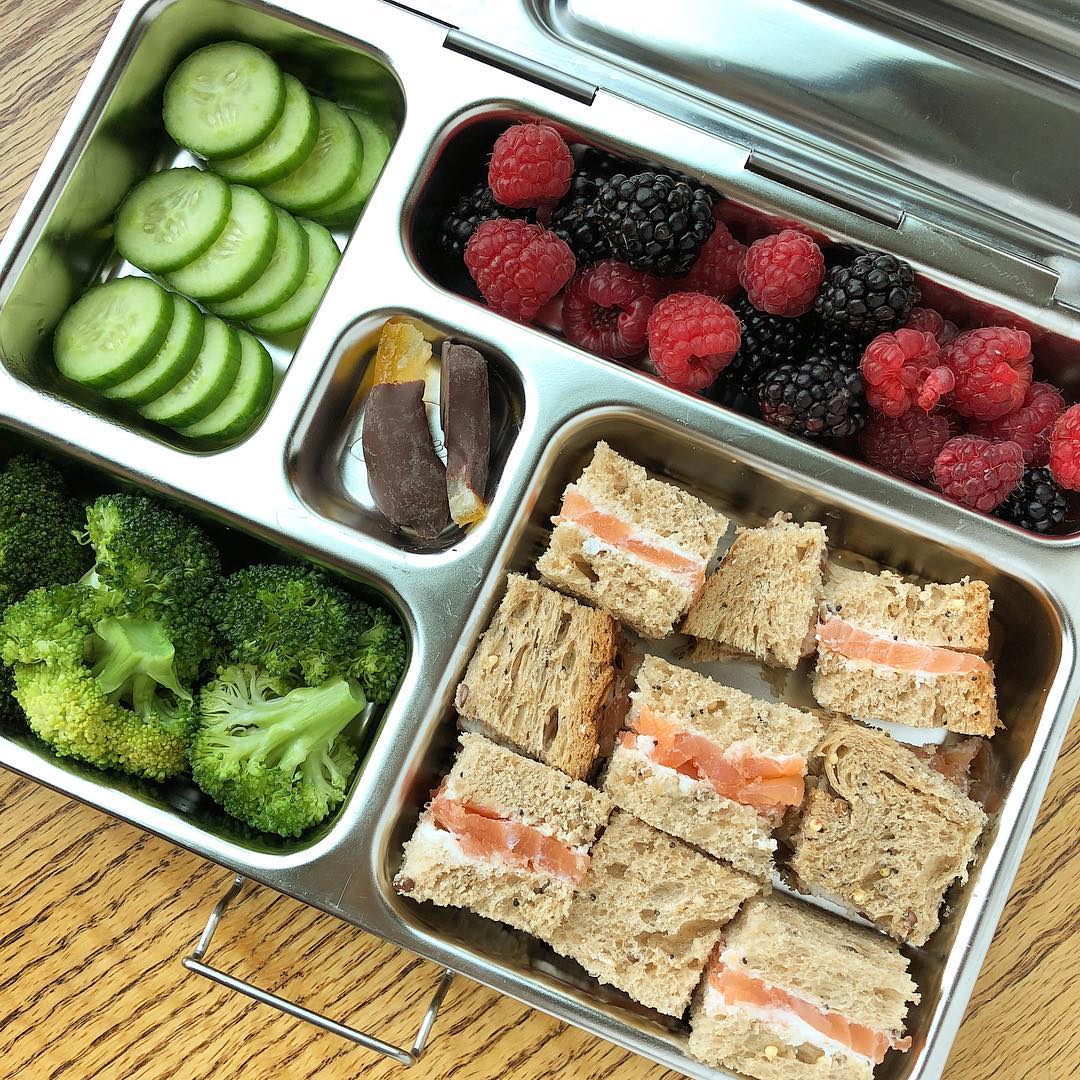 Easy Monday school lunch 😉
Lox salmon and ricotta sandwich bites + steamed broccoli + cucumbers + berries + chocolate orange zest.

Happy Monday