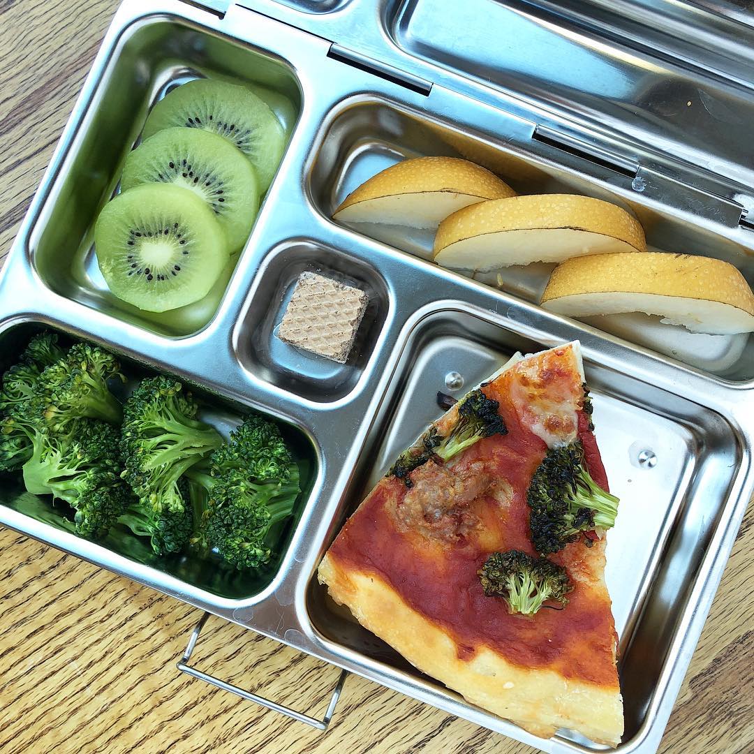 Homemade pizza with broccoli + steamed broccoli + kiwi (vitamin C!!) + Asian pears + chocolate wafer.
Happy Thursday