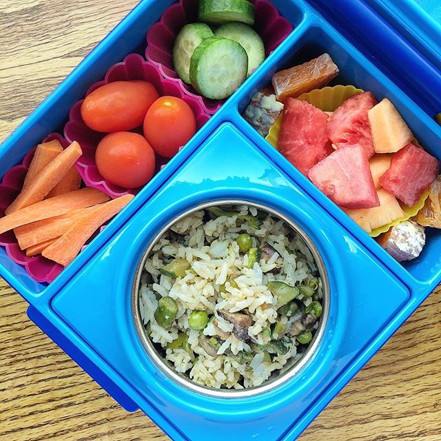 Rice with greens medley (from last night, recipe in my stories, let me know if you would like me to highlight the recipe 😉) + carrot + tomato + cucumber + watermelon + melon + orange. Spring colors for this lunch 😉👍🏼
Happy Friday