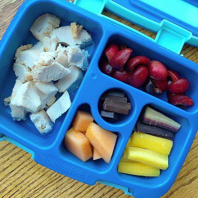 Easy Monday : rotisserie chicken bites + pitted cherries + yellow and purple carrots + melon + dark chocolate. I also added a yogurt in the backpack. 
I hope you had a lovely fun and relaxing, totally deserved, Mother’s Day