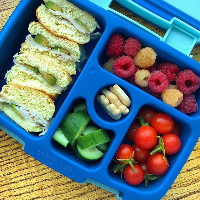 We are baaaaack!!! And school started today…that means that lunchbox season started too 🤣🤣 I had a lovely summer break and enjoyed cooking home lunches for the kids, now it’s time for the school ones 😉
Are you ready?? I am 😬😘🤗 Today we started easy with pain au lait turkey avocado and vegan mayo sandwich + sugary tomato bites (their natural sweetness is incredible) + cucumbers + crackers + raspberry mix.
Happy Back to School everyone