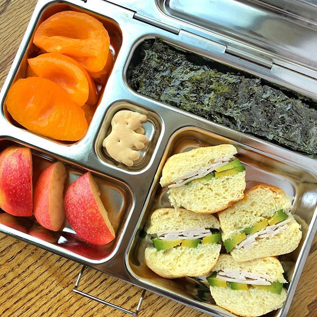 Happy Wednesday!! Turkey and avocado sandwich bites + orange tomato + sea weeds + apple + crackers.

How do I keep avocado green? I prepare the after dinner, store it in the refrigerator and the kids eat it at noon the following day.

One drop of lemon gently spread on the avocado surface prevent oxidation. Also,  the container closed in the fridge limits the exposure to air and helps too