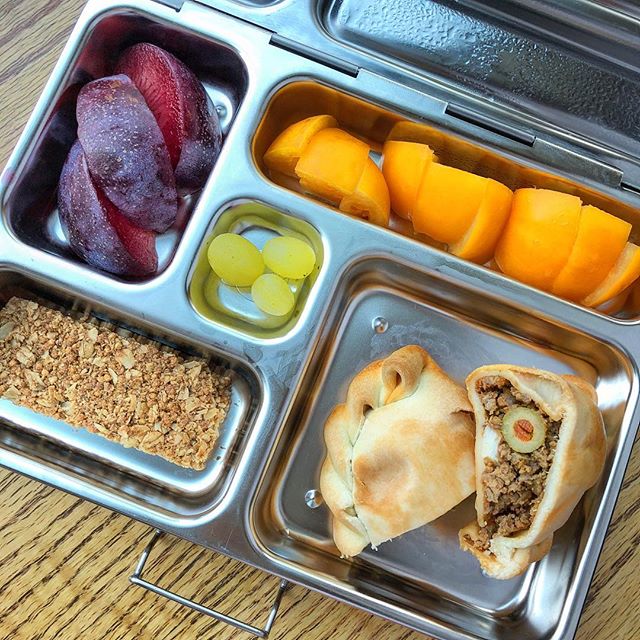 Back from a long fun 4 days weekend with an easy for mom 😆
Farmer’s market beef empanadas + orange tomatoes + plums + grapes + honey and oats bar. Let’s start the week with energy