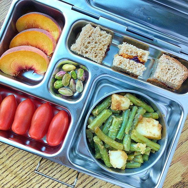 Easy Friday with a special request by my old one: peanut butter and jelly sandwich 😁😁
Here you are: PB&J bites + green beans and potato salad + tomatoes + peaches + pistachios.
For a school switch peanut butter with sunflower butter and pistachios with roasted pumpkin seeds
