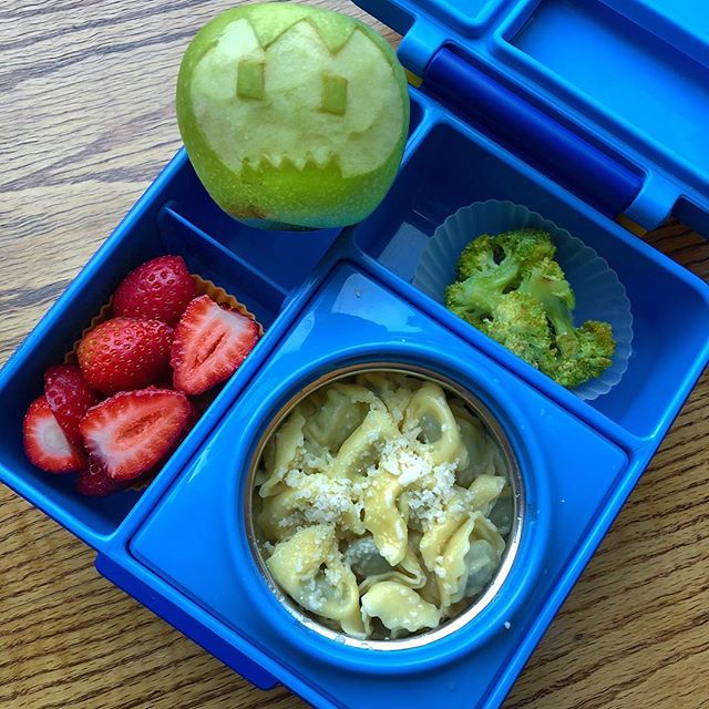 Green monsters lunchbox for today 😉💚🧟‍♂️
A quick apple carving (interesting fact: green apples oxidate slower than yellow ones 🤔🤓) + spinach ravioli @traderjoes + steamed broccoli with olive oil + strawberries.
Happy Tuesday